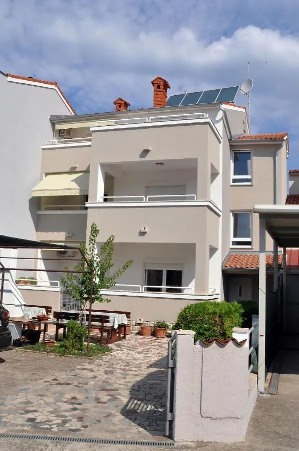 Apartmani Alavuk Pula 0*,